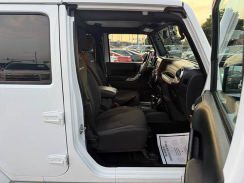 Used 2017 Jeep Wrangler Unlimited Rubicon w/ Connectivity Group AWD/4WD image 18