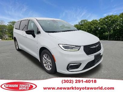 Used 2025 Chrysler Pacifica Select