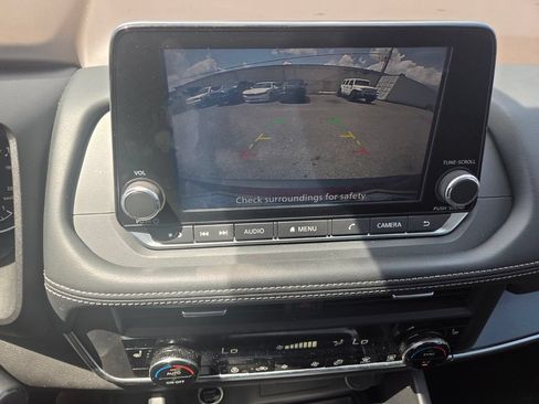 Used 2023 Nissan Rogue SV w/ SV Premium B Package FWD image 16
