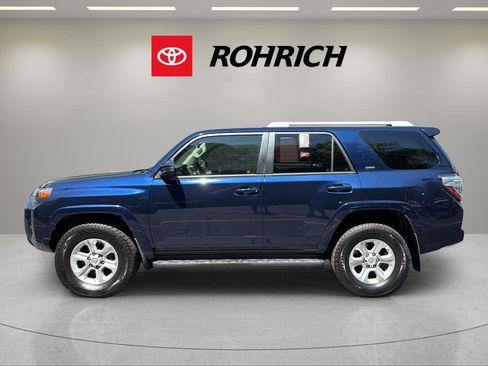 Used 2018 Toyota 4Runner SR5 AWD/4WD image 9