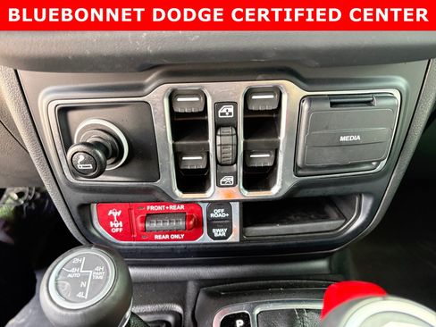 Used 2024 Jeep Wrangler Unlimited Rubicon AWD/4WD image 19