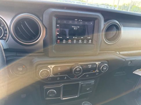 Used 2022 Jeep Gladiator Sport image 15