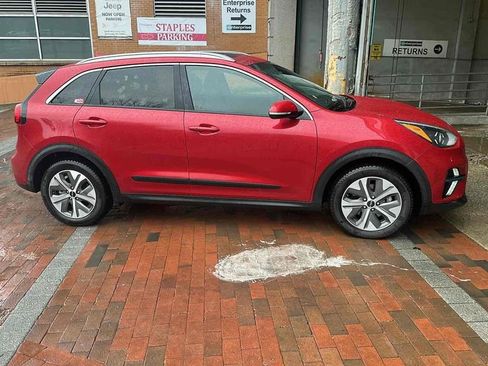 Used 2022 Kia Niro EX Premium w/ Cold Weather Package image 2