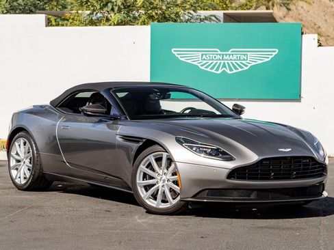 Used 2019 Aston Martin DB11 Volante image 2