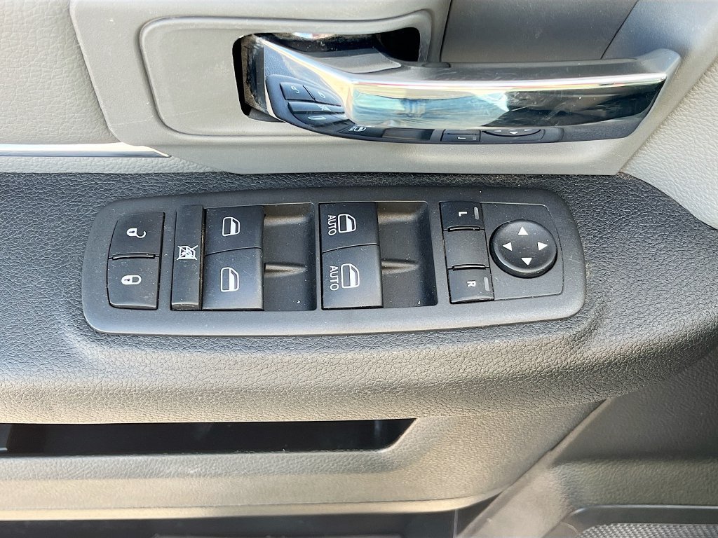 Used 2022 RAM 1500 Classic SLT AWD/4WD image 17