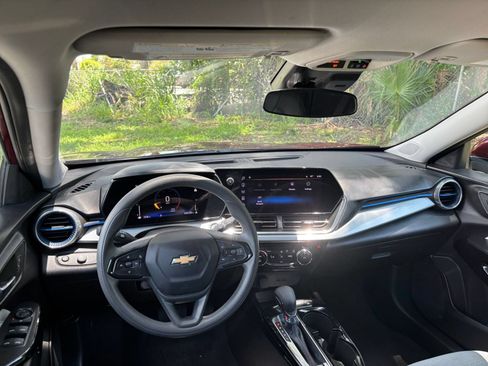 Used 2025 Chevrolet Trax LT FWD image 34