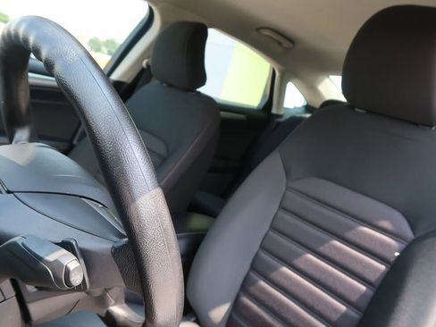 Used 2019 Ford Fusion SE FWD image 17