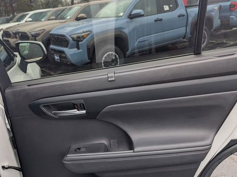 Certified 2024 Toyota Highlander XLE AWD/4WD image 19