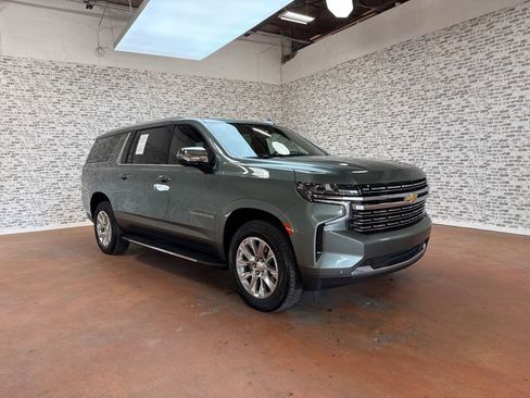 Used 2023 Chevrolet Suburban Premier image 1