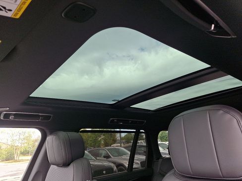 New 2025 Land Rover Range Rover Long Wheelbase SE image 14