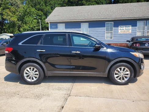 Used 2018 Kia Sorento FWD image 4