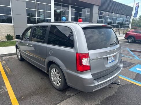 Used 2014 Chrysler Town & Country Touring FWD image 5