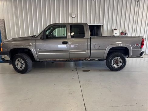 Used 2007 Chevrolet Silverado 2500 LT w/ Heavy-Duty Power Package AWD/4WD image 2