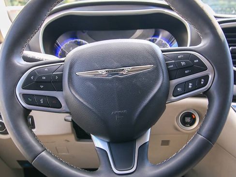 Used 2023 Chrysler Pacifica Touring-L FWD image 31