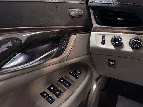 Used 2018 Cadillac Escalade ESV Premium Luxury AWD/4WD image 25