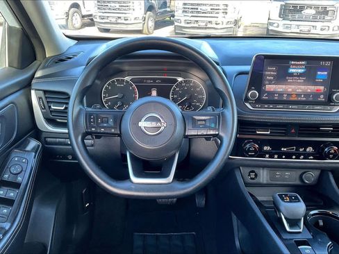 Used 2024 Nissan Rogue SV image 6