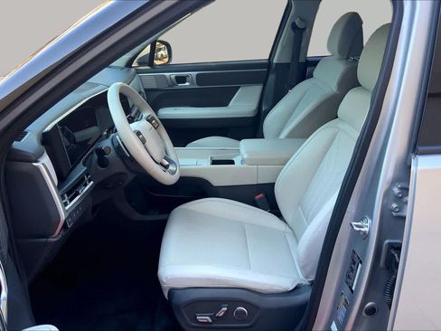 Used 2025 Hyundai Santa Fe SEL FWD image 8
