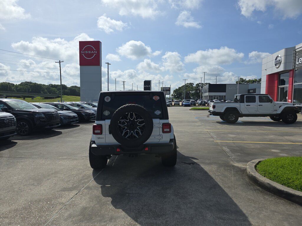 Used 2023 Jeep Wrangler Unlimited Sahara AWD/4WD image 5