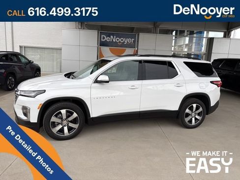 Used 2023 Chevrolet Traverse LT w/ LT Premium Package AWD/4WD image 3