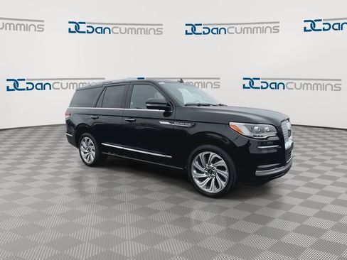 Used 2024 Lincoln Navigator Reserve AWD/4WD image 2
