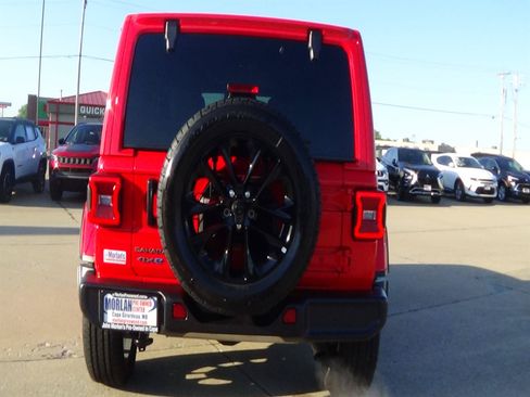 Used 2025 Jeep Wrangler Unlimited Sahara AWD/4WD image 7