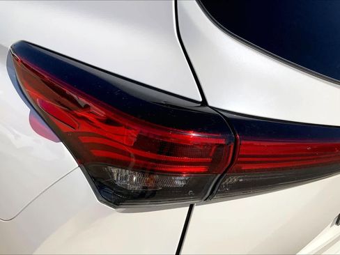 Used 2021 Toyota Highlander XLE image 32