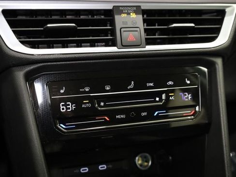 Used 2025 Volkswagen Taos SE w/ Black Wheel Package image 18