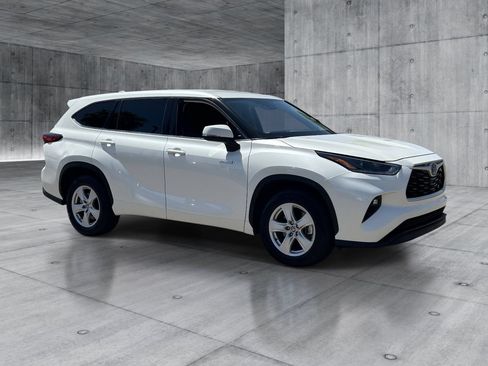 Used 2021 Toyota Highlander LE FWD image 33