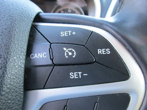 Used 2016 Jeep Cherokee Limited w/ Luxury Group AWD/4WD image 18