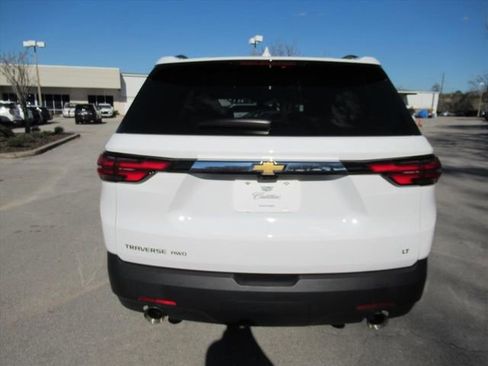 Used 2023 Chevrolet Traverse LT w/ LT Premium Package image 6