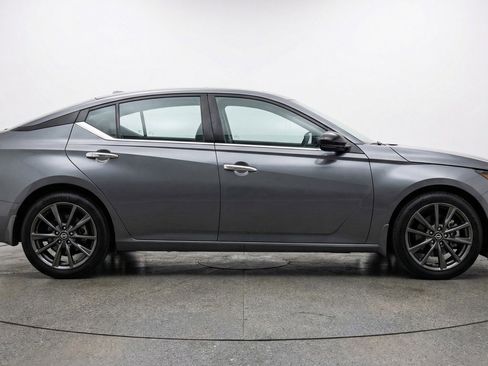 Used 2025 Nissan Altima 2.5 SV FWD image 11