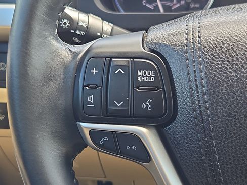 Used 2017 Toyota Highlander Limited FWD image 16