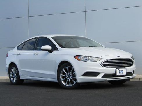 Certified 2017 Ford Fusion SE FWD image 1