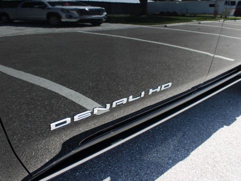 Used 2021 GMC Sierra 2500 Denali w/ Denali Black Diamond Edition AWD/4WD image 14