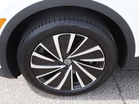 Used 2025 Volkswagen ID.4 Pro AWD/4WD image 14