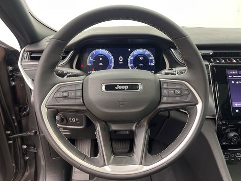 New 2025 Jeep Grand Cherokee Altitude image 13