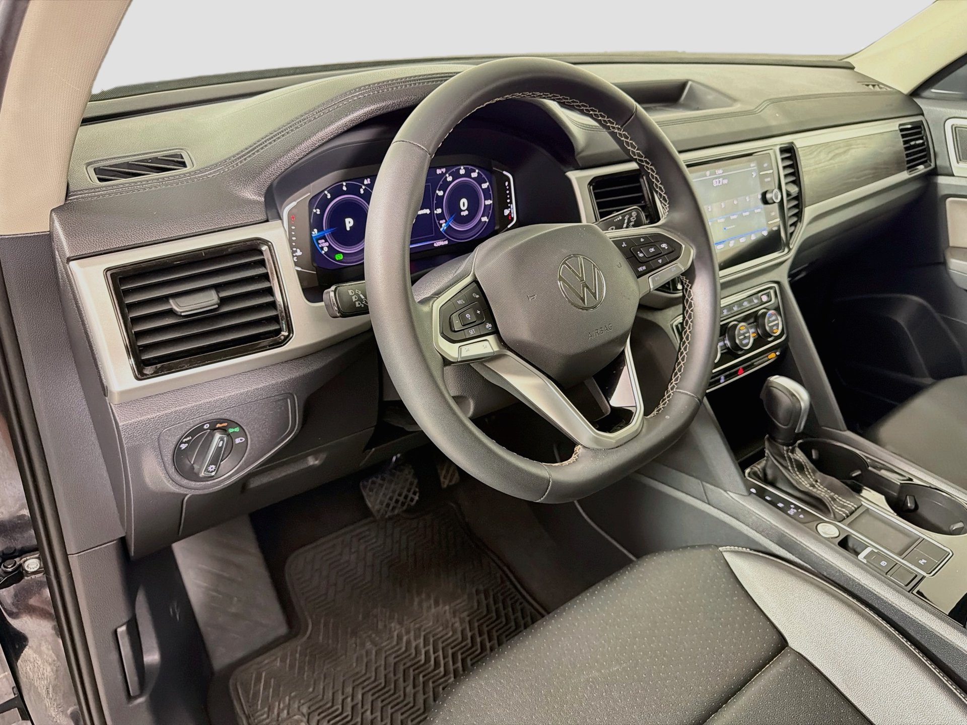 Used 2023 Volkswagen Atlas SE w/ Panoramic Sunroof Package FWD image 9