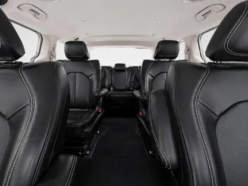 Used 2023 Chrysler Pacifica Touring-L FWD image 21