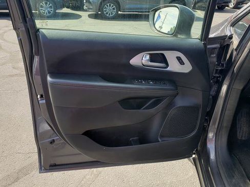 Used 2021 Chrysler Pacifica Touring-L w/ S Appearance Package FWD image 13