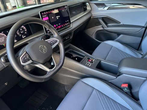 New 2026 Volkswagen Tiguan SE FWD image 8
