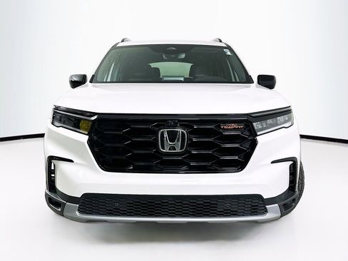 Certified 2025 Honda Pilot TrailSport image 5