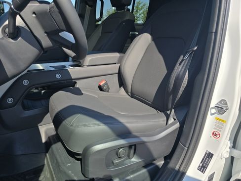 Used 2025 Land Rover Defender 110 X-Dynamic SE image 30