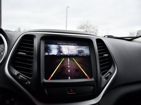 Used 2018 Jeep Cherokee Latitude Plus w/ Comfort/Convenience Group image 14