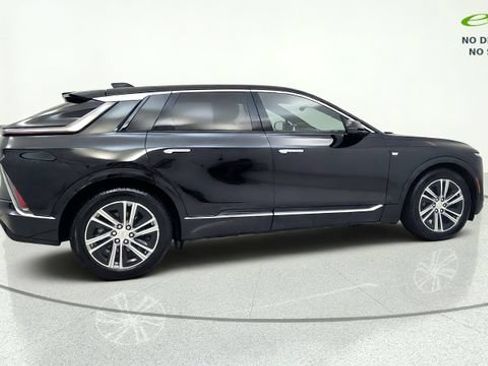 Used 2025 Cadillac Lyriq Luxury AWD/4WD image 9