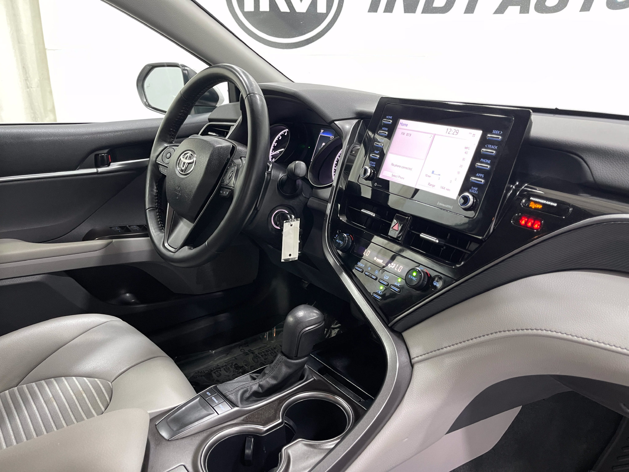Used 2024 Toyota Camry SE w/ Cold Weather Package FWD image 18