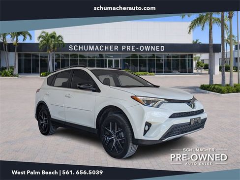 Used 2018 Toyota RAV4 SE image 1
