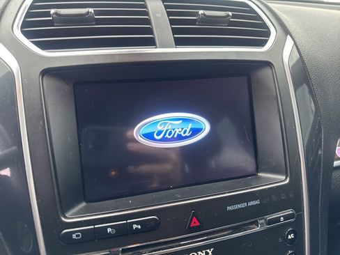 Used 2017 Ford Explorer Limited w/ Equipment Group 301A FWD image 17