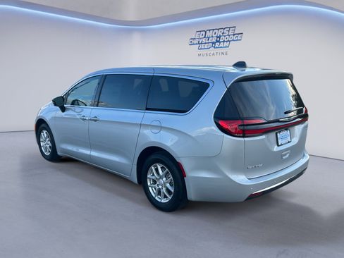 New 2026 Chrysler Pacifica Select image 3