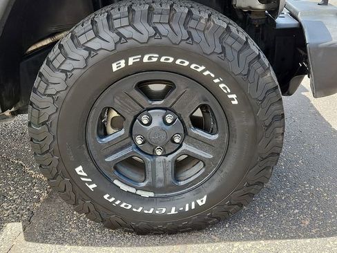 Used 2018 Jeep Wrangler Unlimited Sport w/ Connectivity Group AWD/4WD image 7