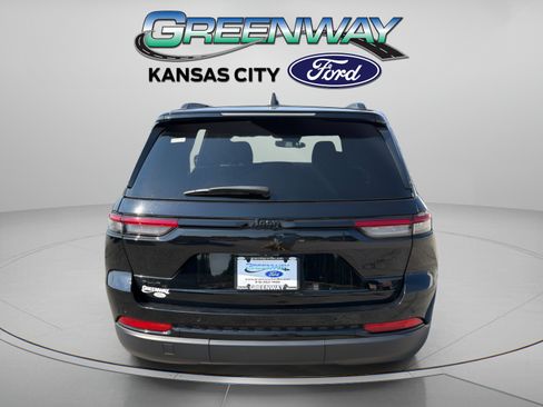 Used 2023 Jeep Grand Cherokee Altitude AWD/4WD image 7